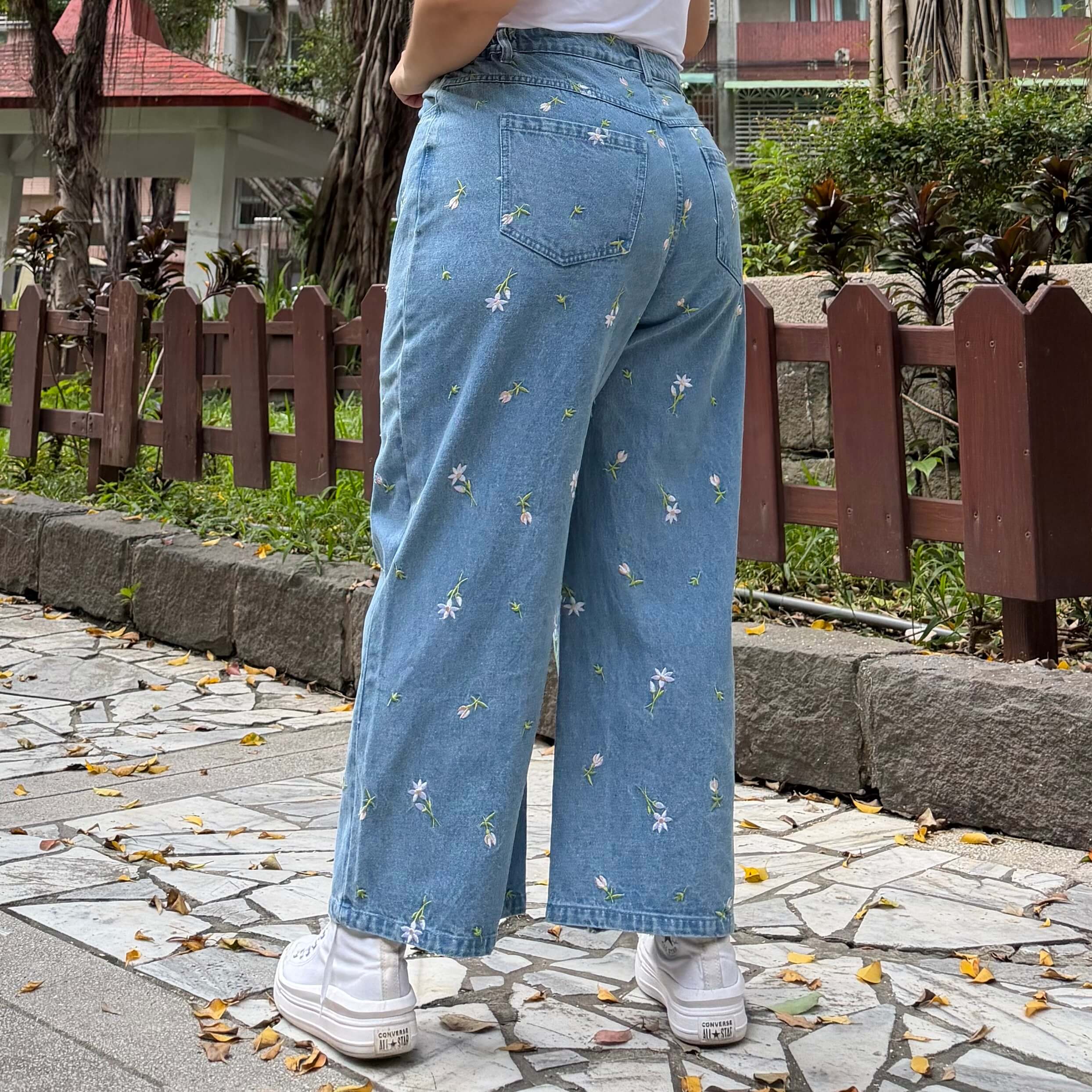 Original Jeans - Light Wash with Daisies