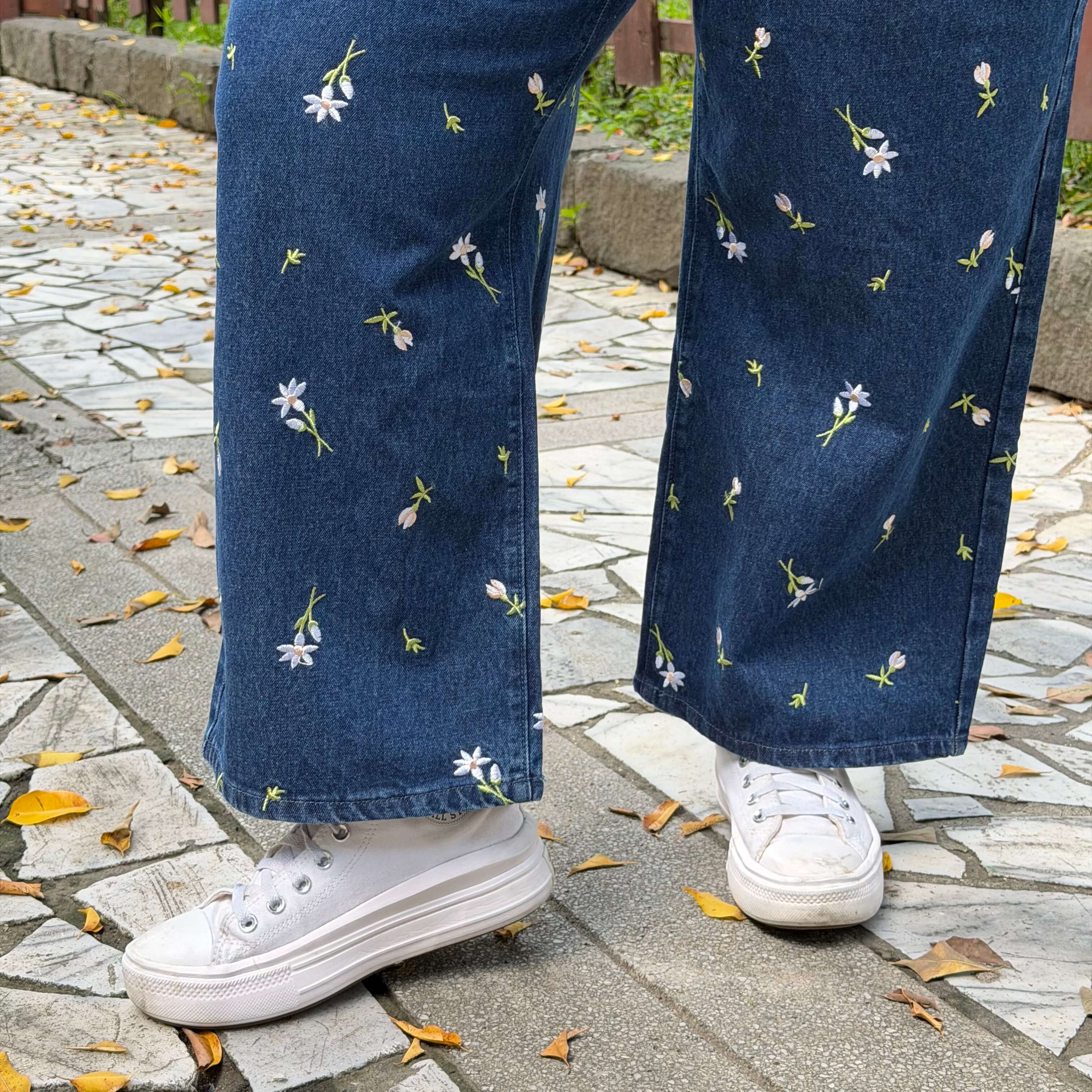 Original Jeans - Medium Wash with Daisies